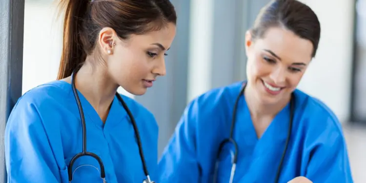 Ayudante de enfermeria trabajos resistentes recesion