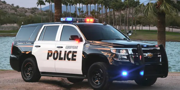 Oficial de policia usa trabajos que pagan bien