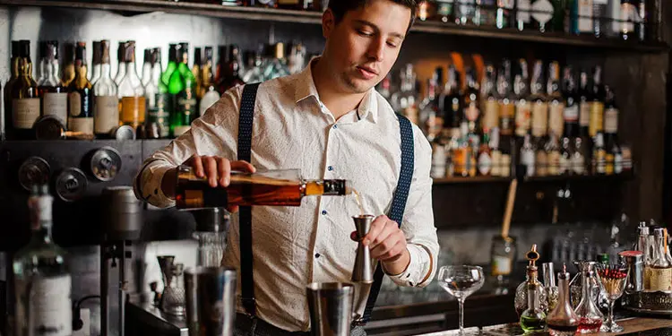 Bartender trabajo facil de conseguir